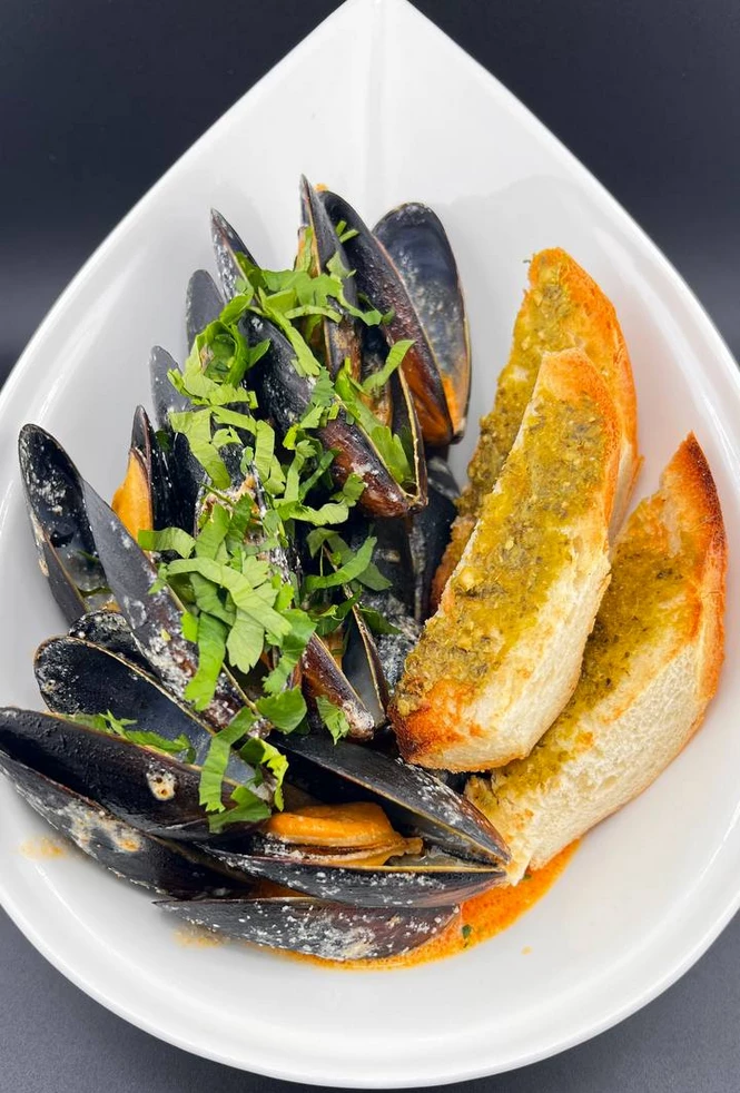 Мидии в сливочно винном соусе