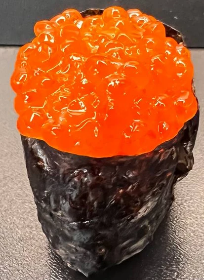 Гункан с красной икрой