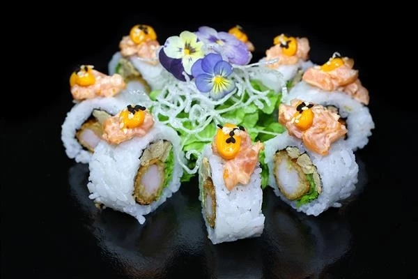 Ролл с опаленным Лососем и сырным соусом