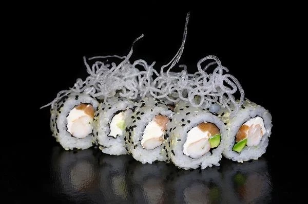 Ролл с креветкой и авакадо