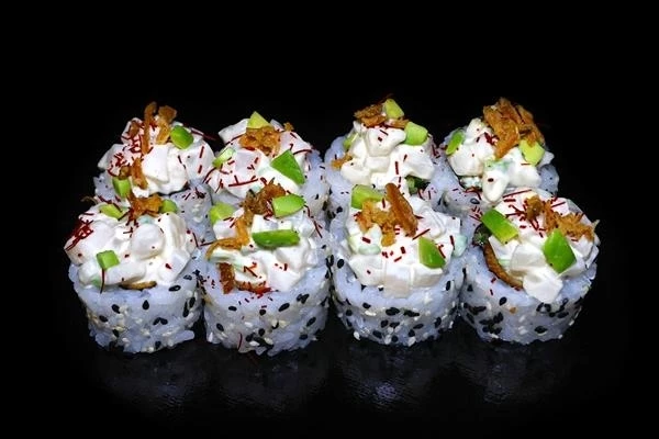 Ролл с гребешком и креветкой.