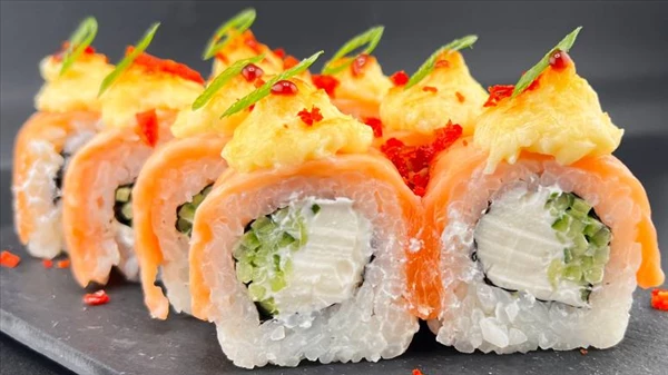 Запеченная Филадельфия с сырным соусом