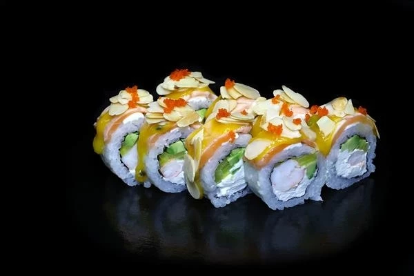 Ролл с опаленным лососем и соусом манго-маракуйя (8 шт) 