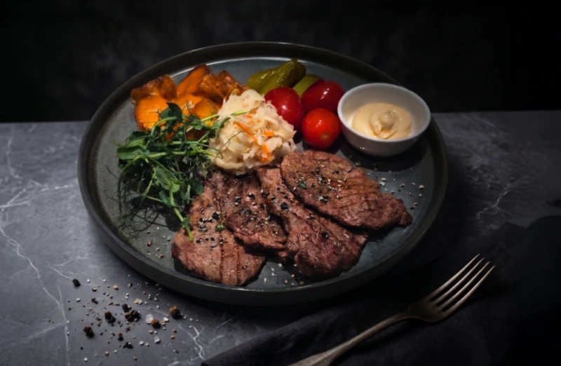 Антрекоты из говяжьей вырезки с шампиньонами и соусом Медовый Ранч