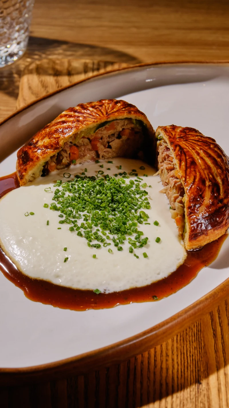 Пирог из печи с томленой уткой конфи, перечный соус, мусс пармезан