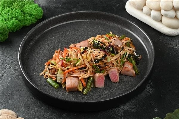 Лапша яичная с тунцом и соусом сладкий чили*