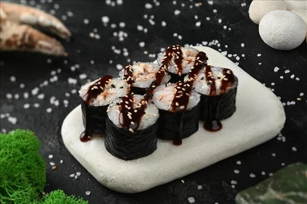 Маки с угрем, креветой и сыром