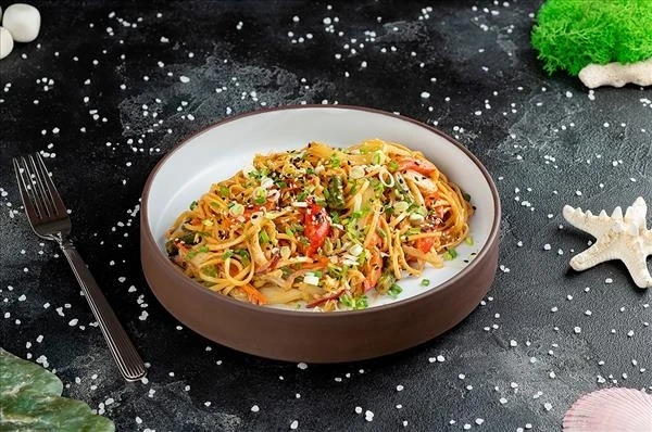 Лапша яичная с овощами в ореховом мисо соусе*