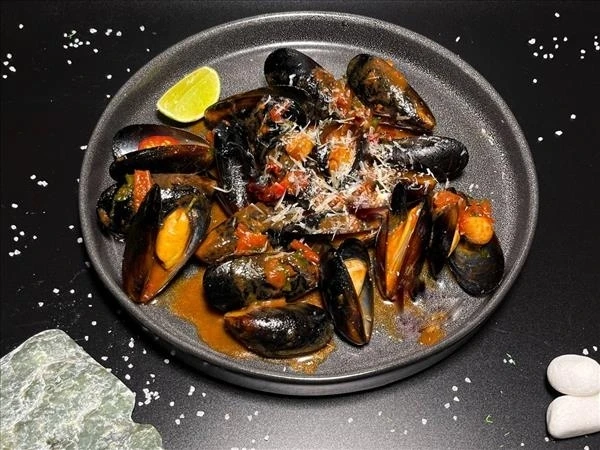 Тарелка мидий в томатном соусе 