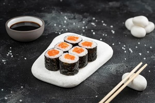 Маки с лососем 