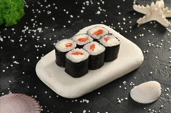 Маки с лососем и сыром