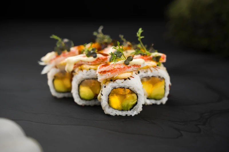 Краб гребешок с соусом халапеньо и юдзу