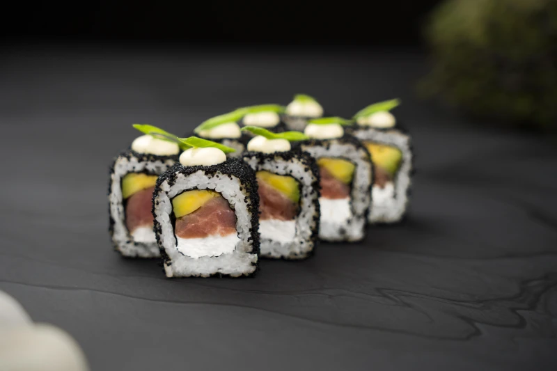 С тунцом и соусом халапеньо