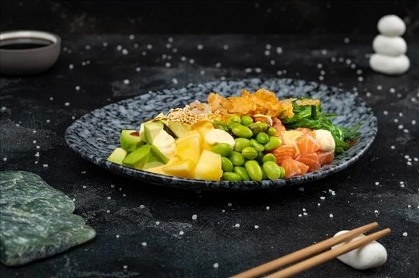 Поке с лососем и соусом манго-апельсин