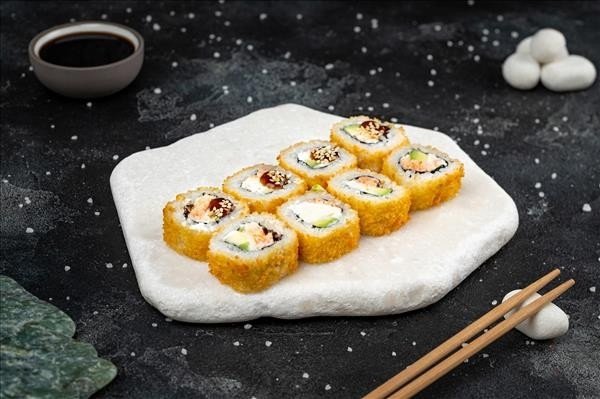 Жареный с лососем и крабом 