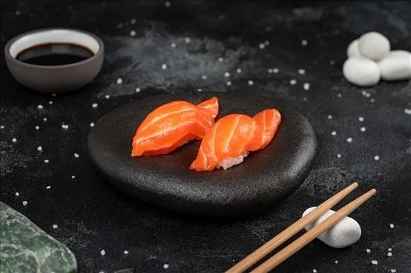 Нигири с лососем 2 шт