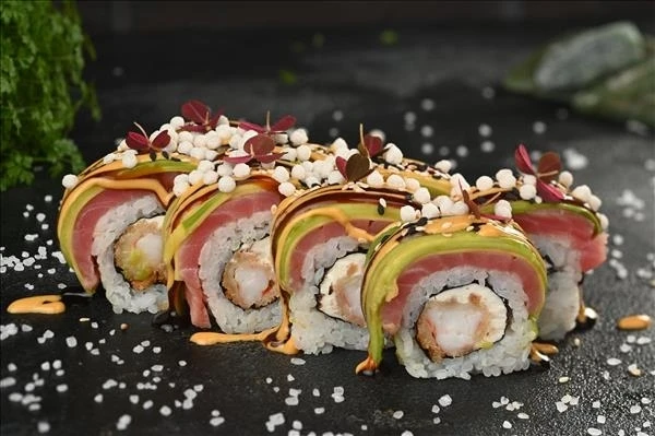 Креветка с тунцом и соусом манго-апельсин