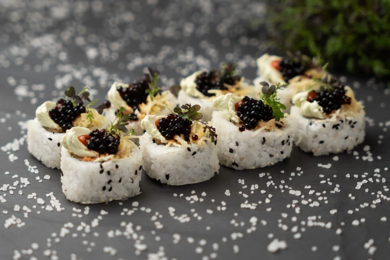 Лосось креветка с соевой икрой 