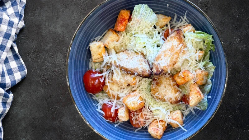 Салат Цезарь с курицей