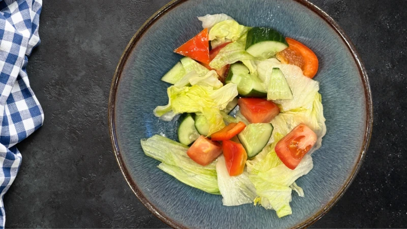 Микс салатов и свежие овощи