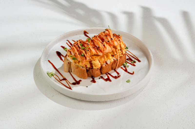 Поджаренная чиабатта с креветками и скрэмблом