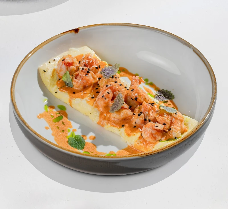 Омлет с креветками и соусом том ям