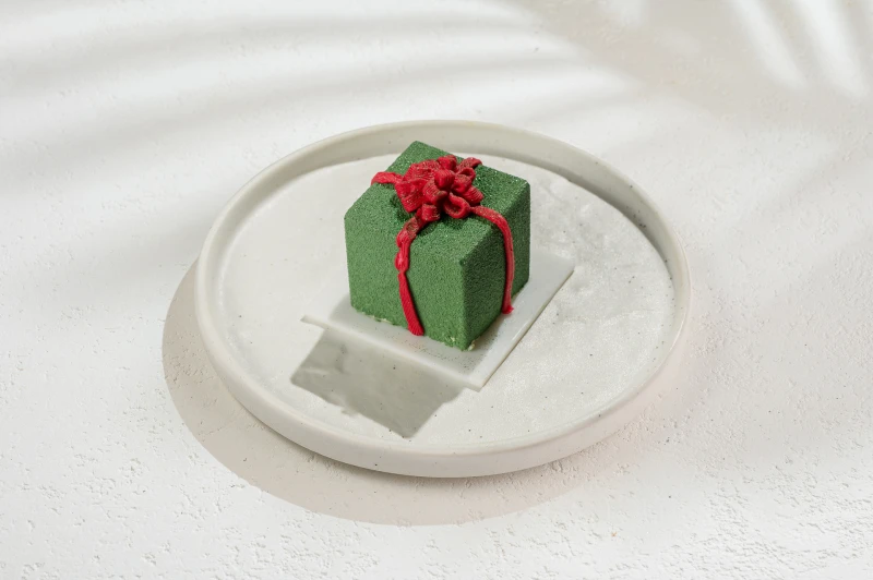 Пирожное Новогодний подарок (мед, груша, имбирный пряник)