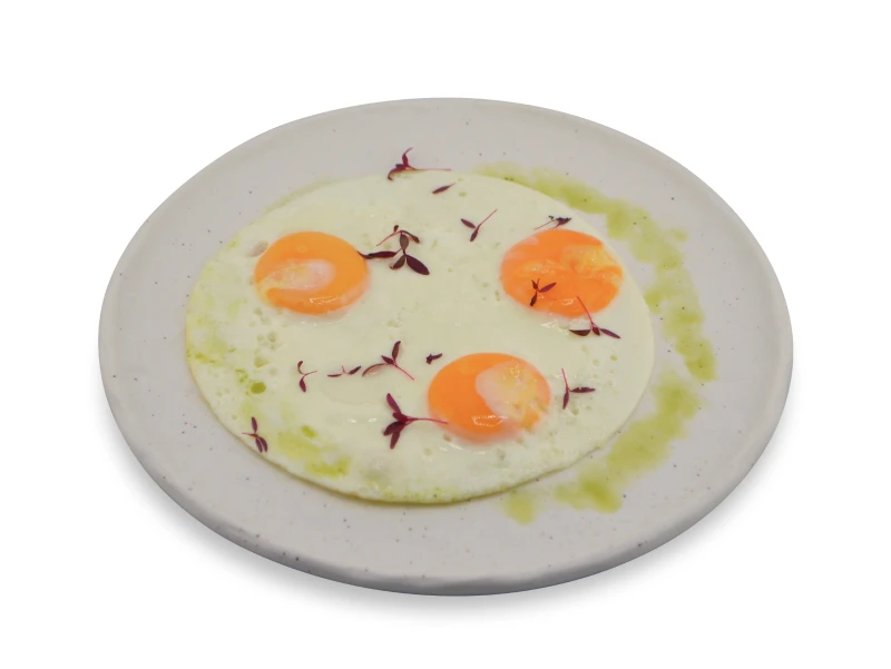 Глазунья из трех яйц с салатом