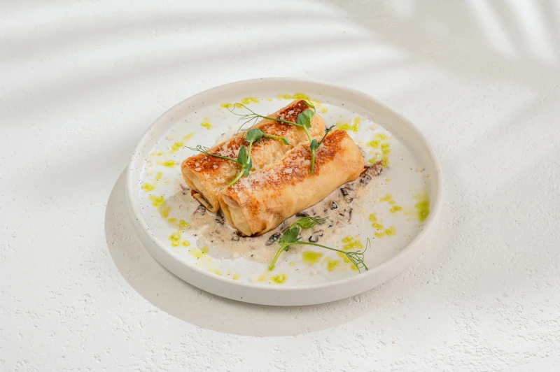 Блины с индейкой и грибным соусом 