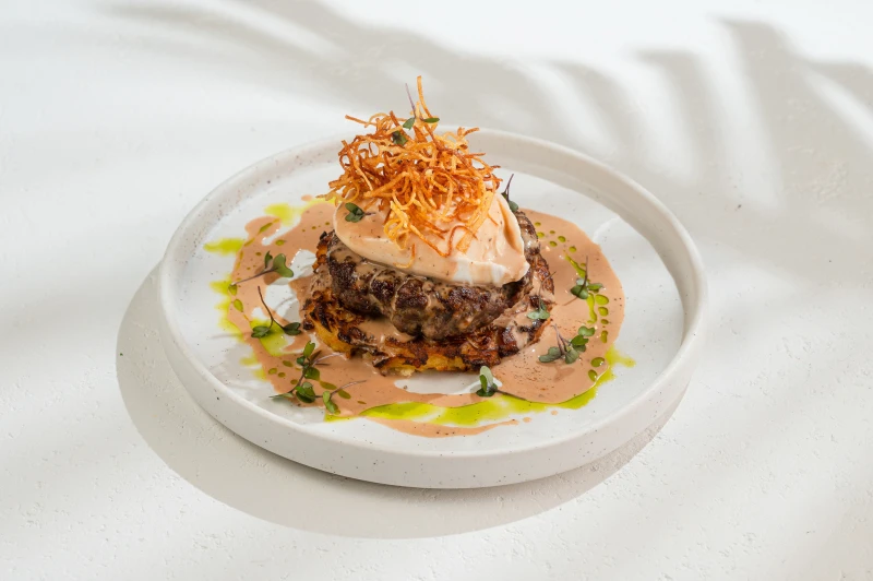 Хашбраун с телятиной и перечным соусом 