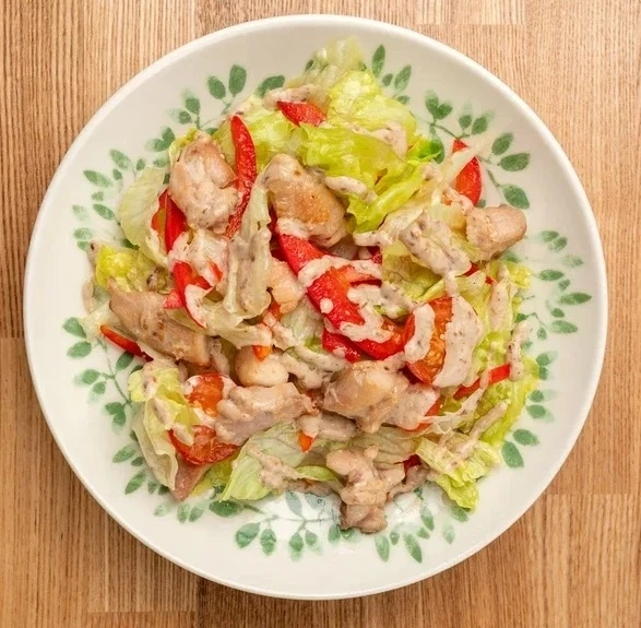 Салат с цыплёнком под ореховым соусом