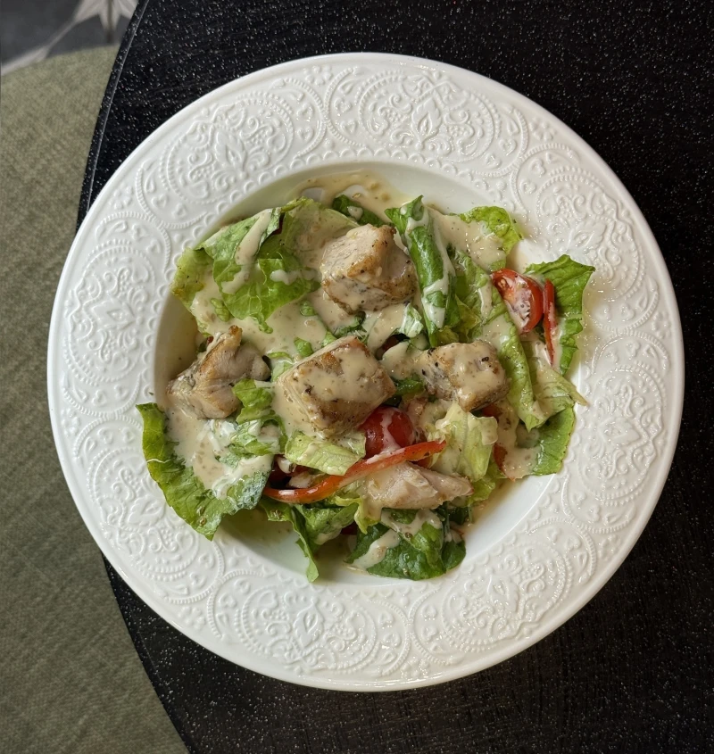 Салат с цыплёнком под ореховым соусом