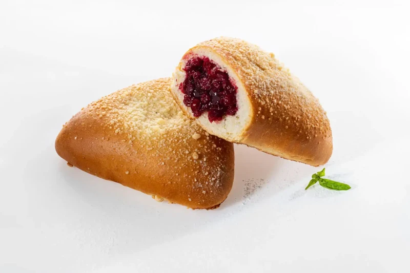 Пирожок с брусникой