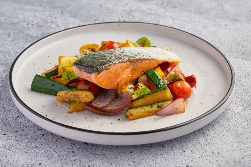 Лосось стейк с овощами