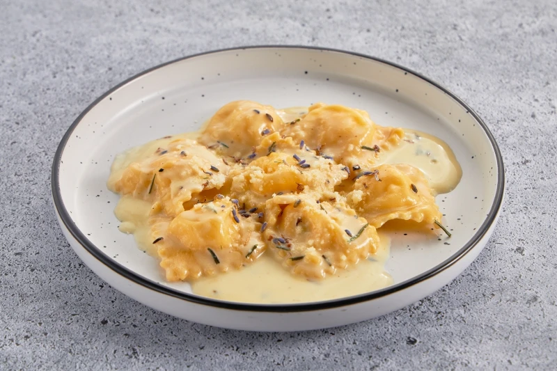 Равиоли с креветками в соусе лимончелло-лаванда