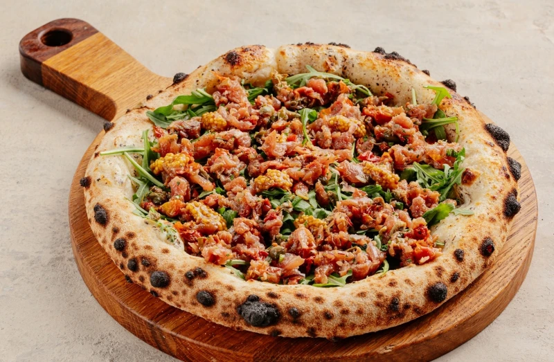 Пицца месяца с тартаром из телятины