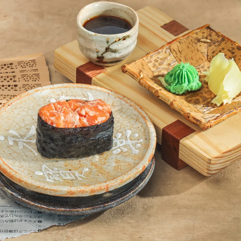 Гункан с лососем