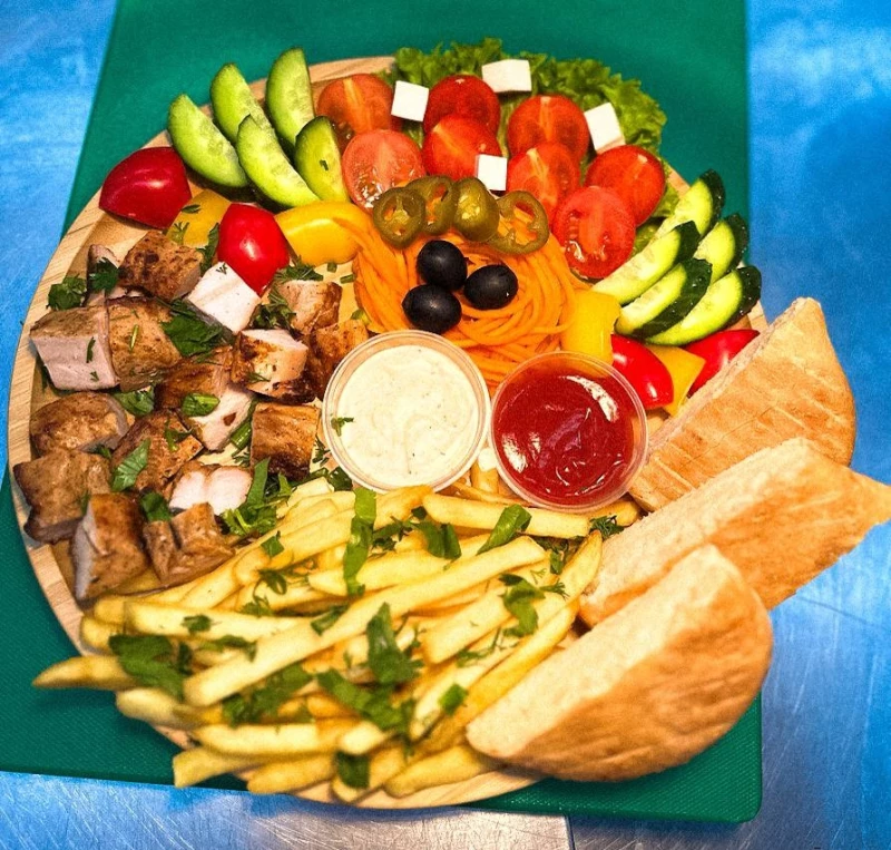 Тарелка с курицей