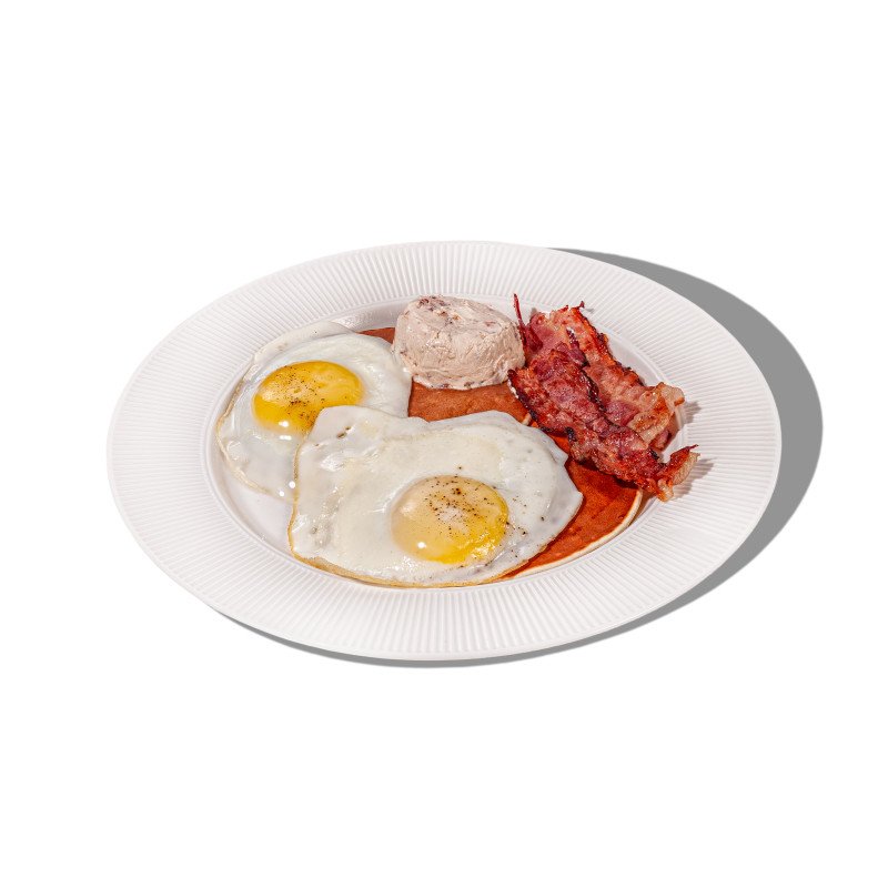 Глазунья с панкейками и бекон 