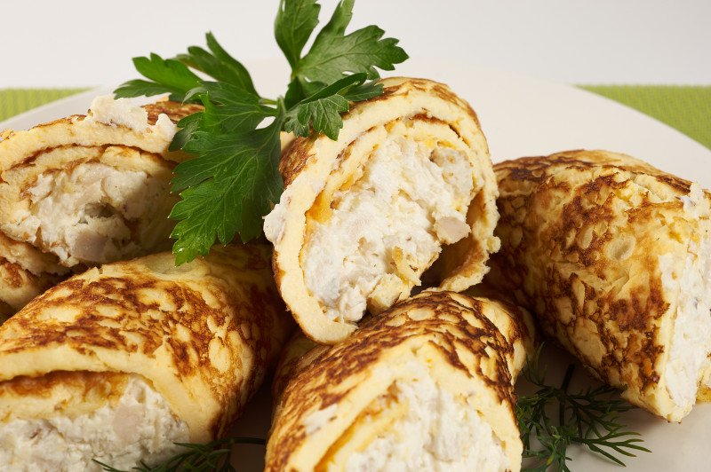 Рулетик яичный с копченой грудкой и творожным сыром 