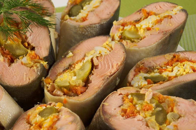 Рулет из горбуши с овощами