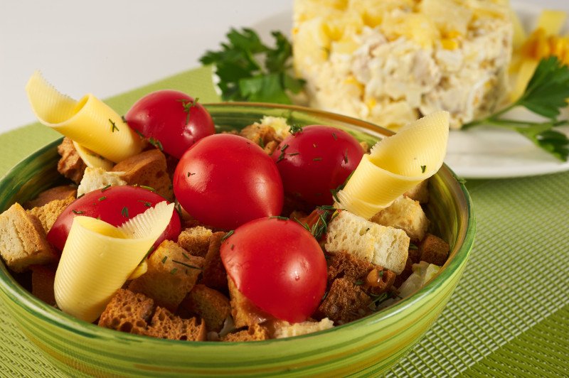 Салат "Цезарь" с копченой грудкой