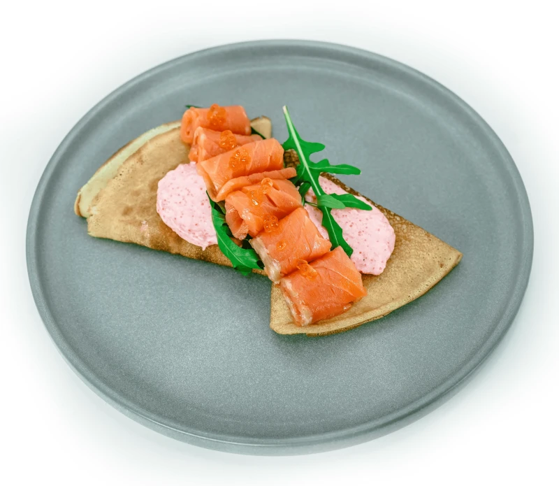 Блины форель в икорном соусе 