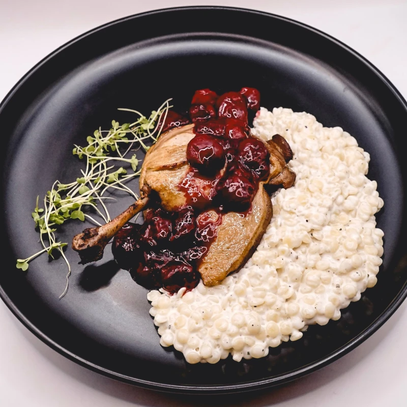 Утиная ножка со сливочным птитимом 