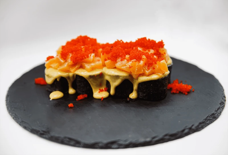 Теплый ролл с лососем