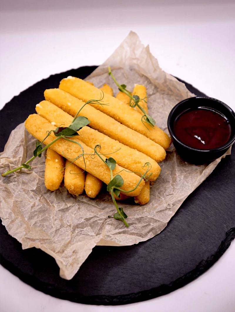 Палочки сырные с вишневым соусом