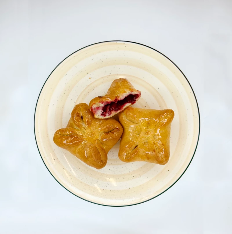 Пирожок печеный с яблоком, брусникой