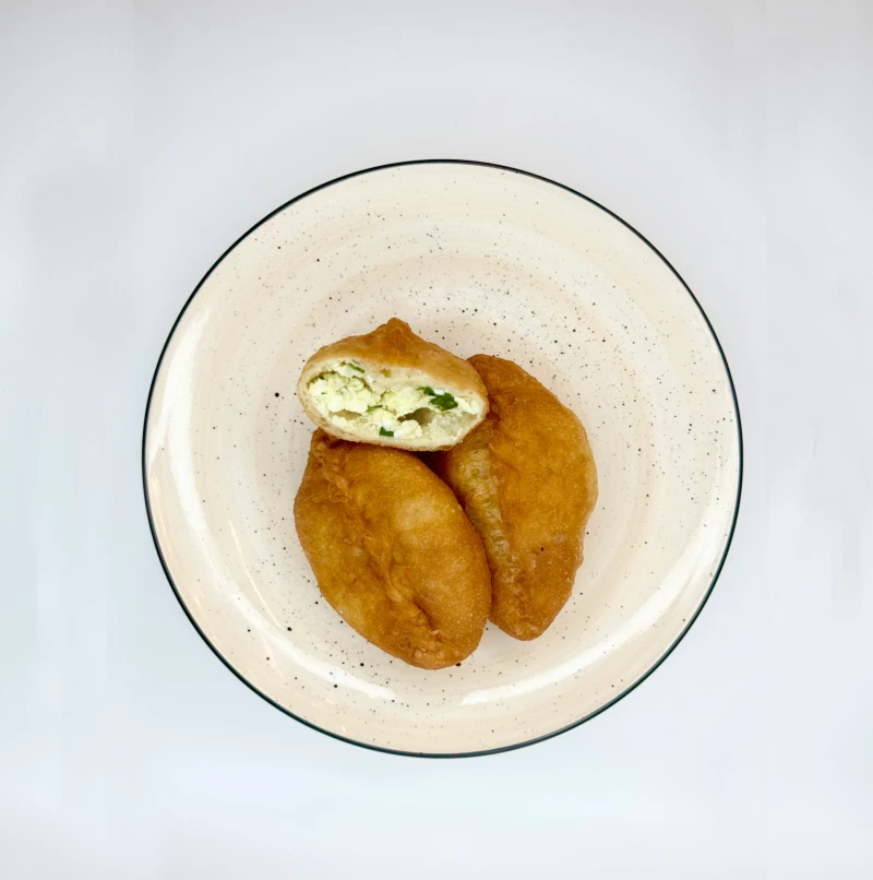 Пирожок жареный с луком и яйцом