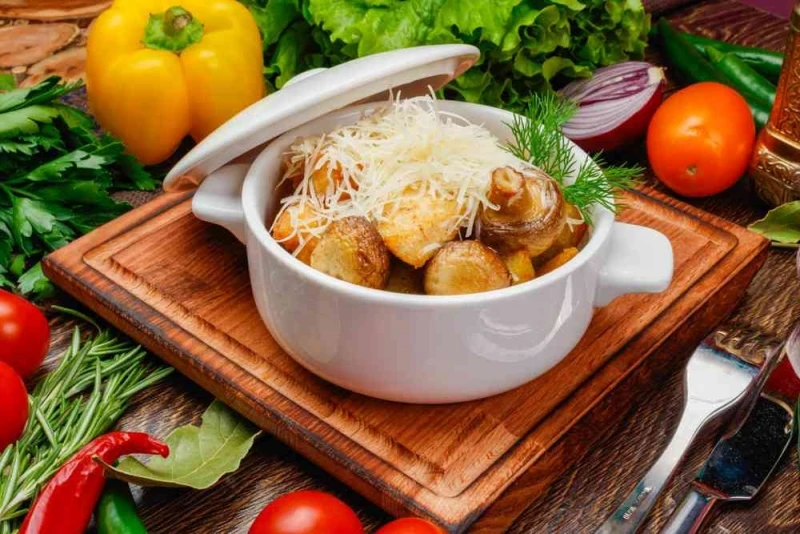 Картофель с курицей и грибами