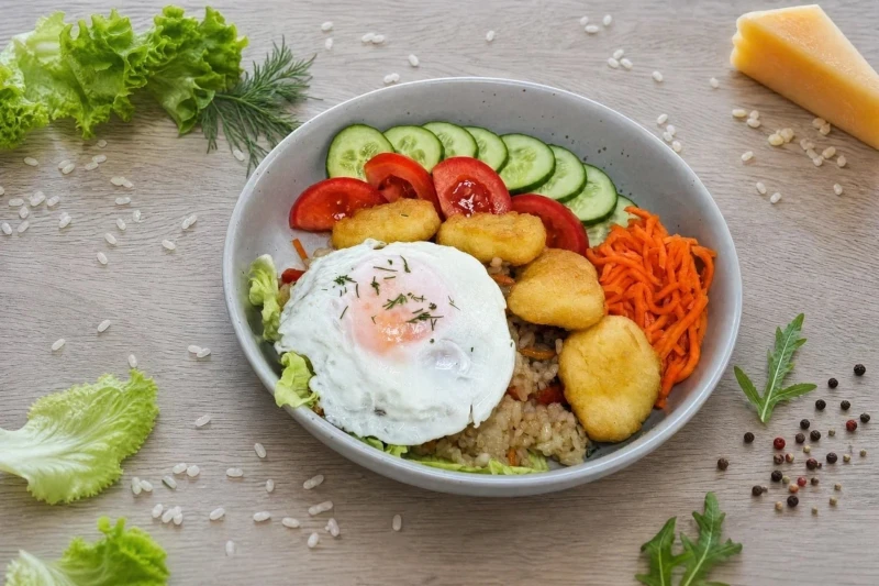 Карамельный рис с нагетсами и яйцом
